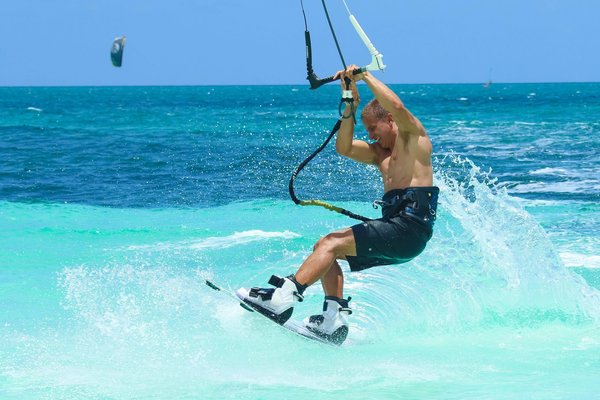 Quels critères pour choisir une location de vacances en bord de mer en Bretagne avec des cours de kitesurf?